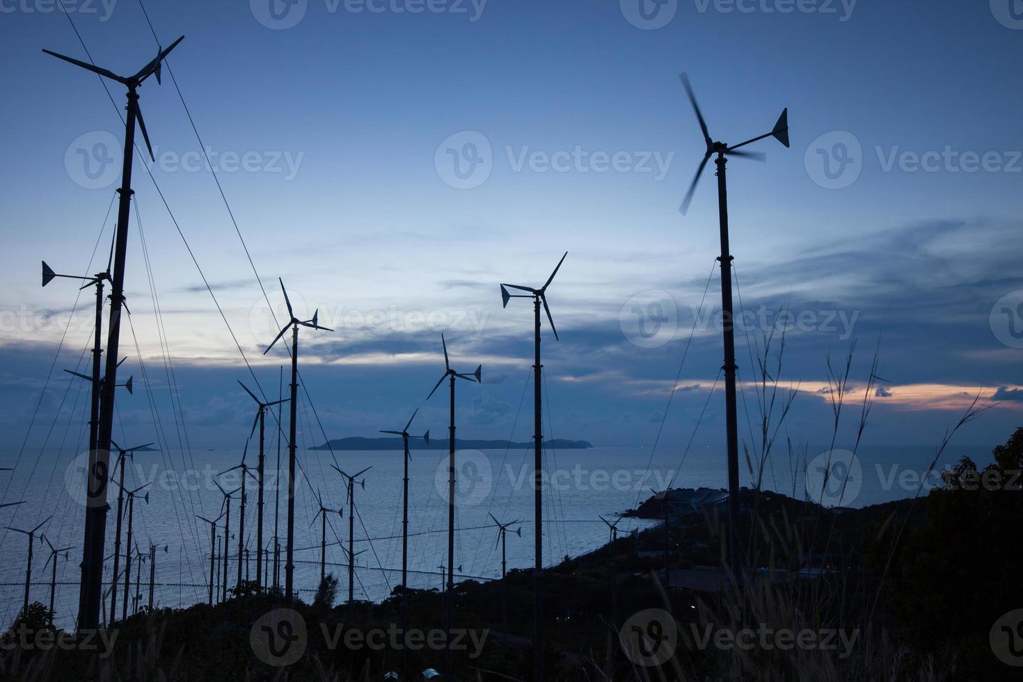 turbinas de viento al atardecer foto