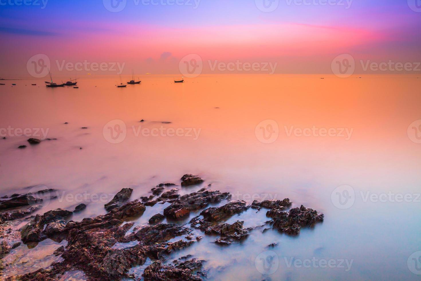 larga exposición de una puesta de sol sobre el agua foto