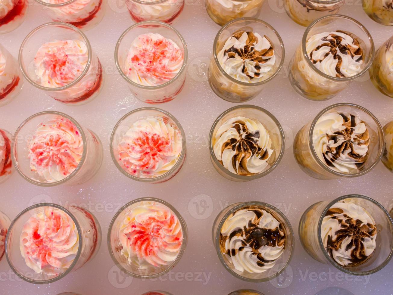 postres de pudín en tazas foto