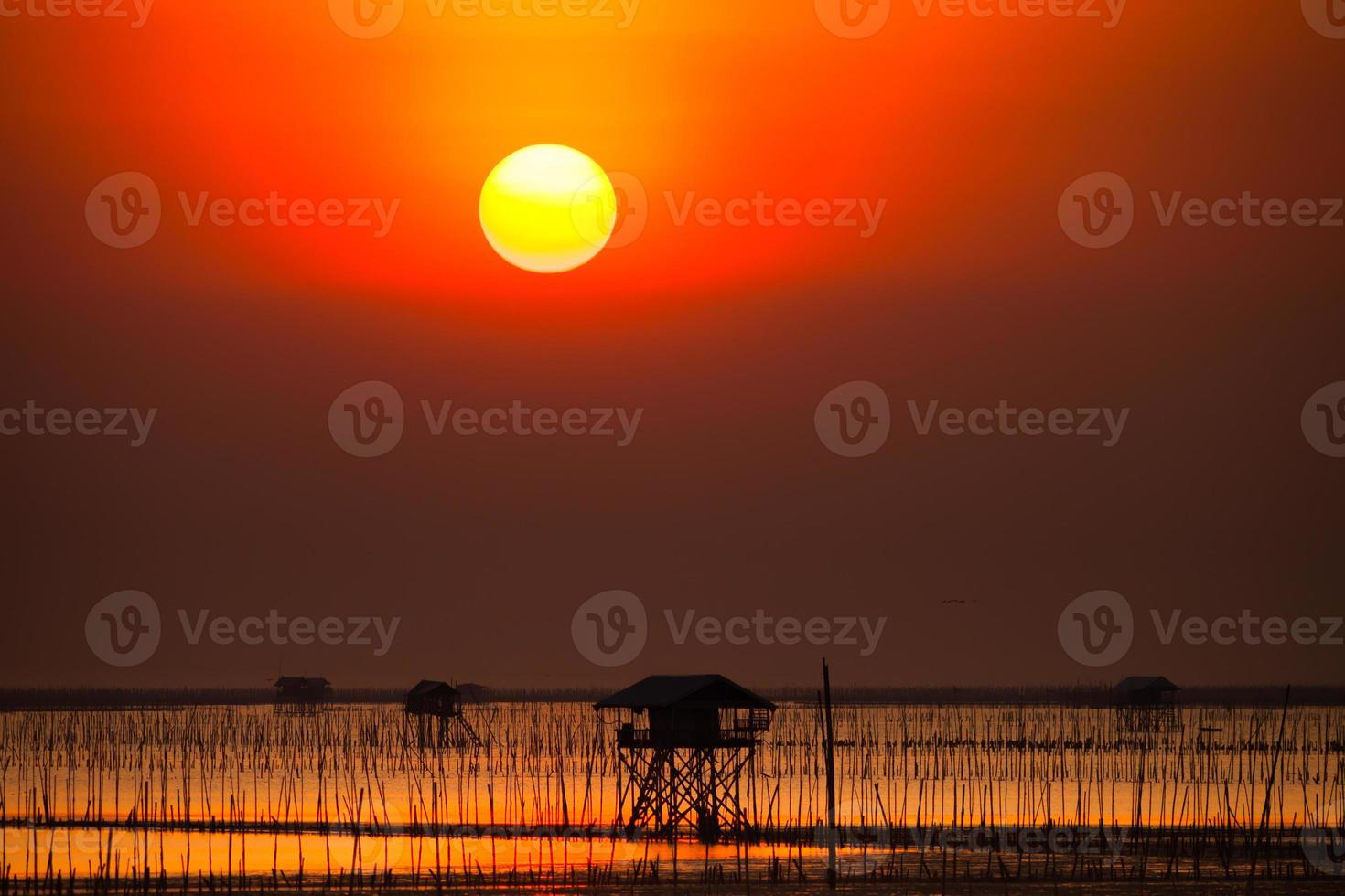 puesta de sol roja sobre el océano foto