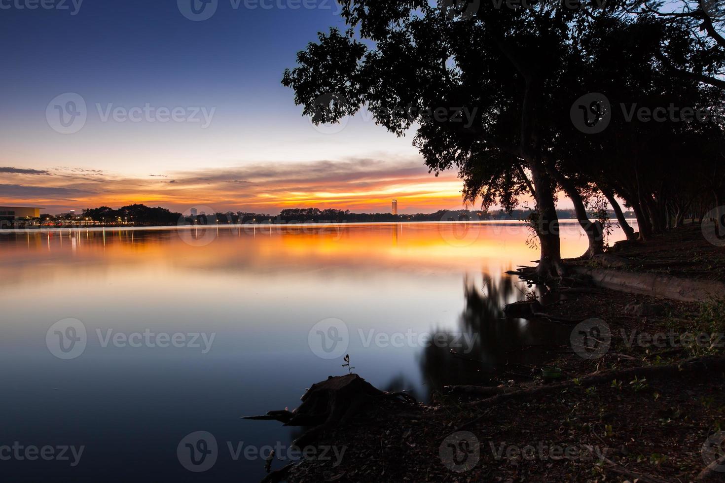 colorido atardecer en un lago foto