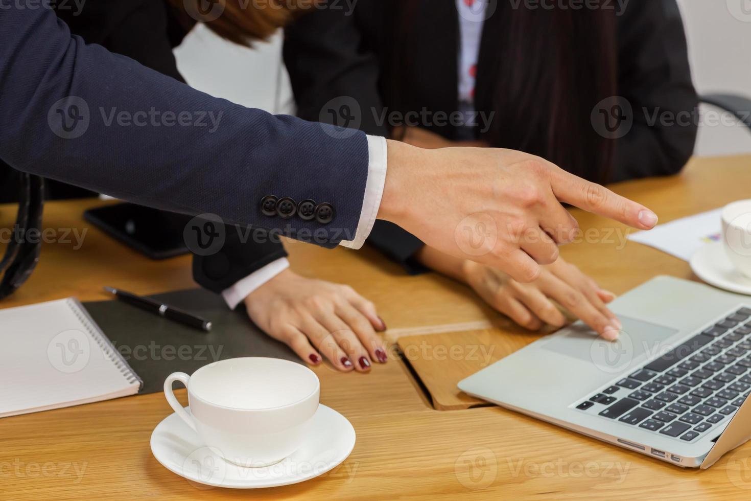 primer plano de personas en una reunión foto