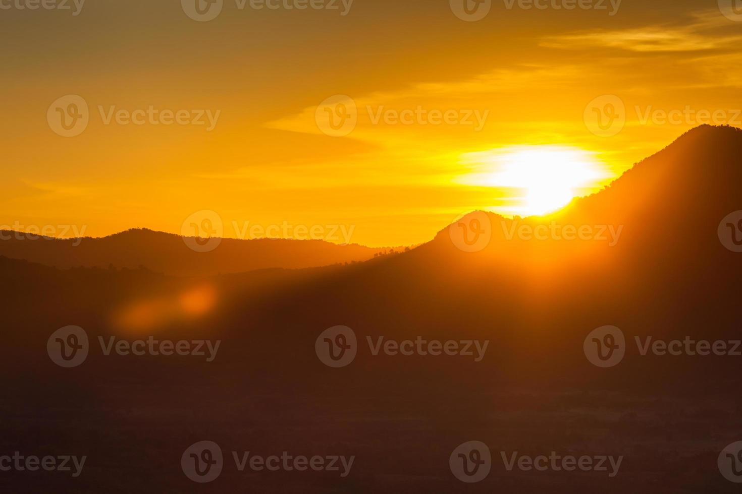 hora dorada en las montañas foto