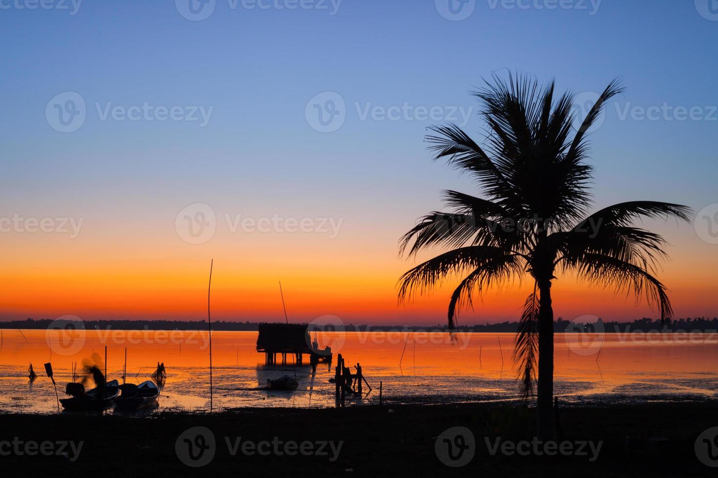 colorido atardecer en la playa foto