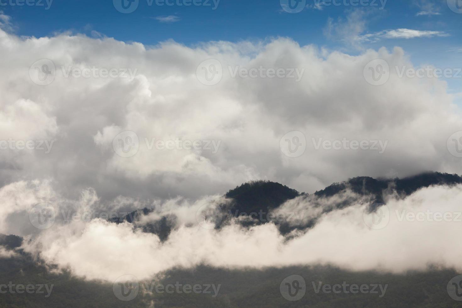 nubes y niebla que rodean las montañas foto