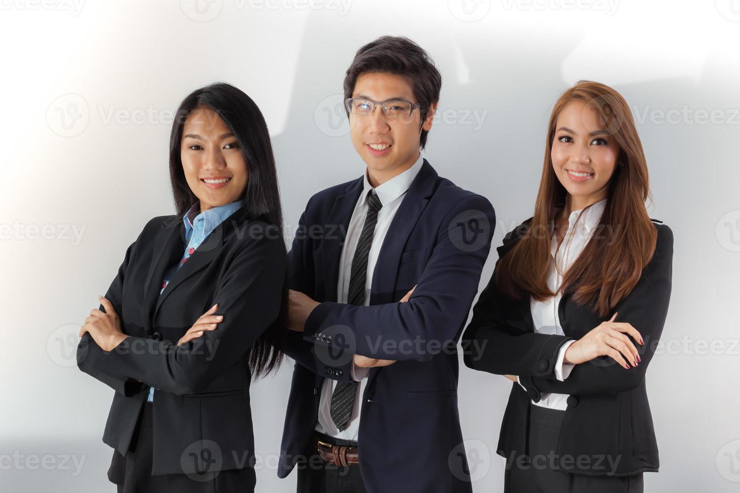 tres jóvenes profesionales posando juntos foto