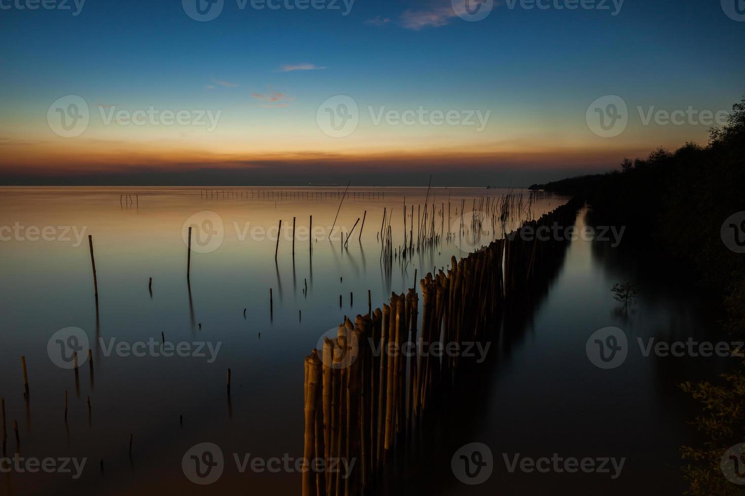 colorido atardecer sobre aguas tranquilas foto