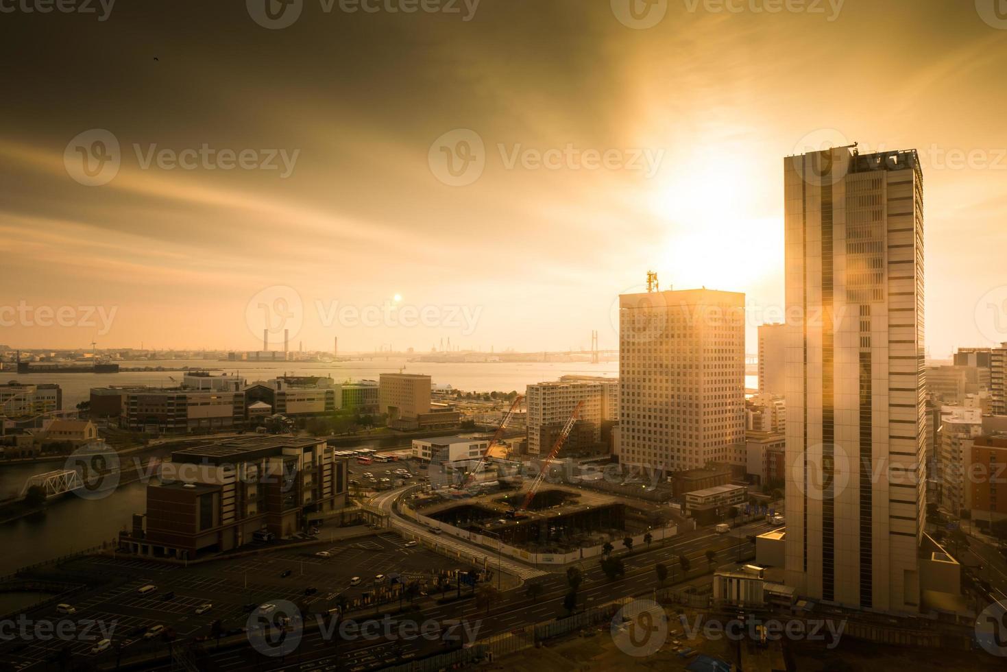 vista del paisaje urbano en la hora dorada foto