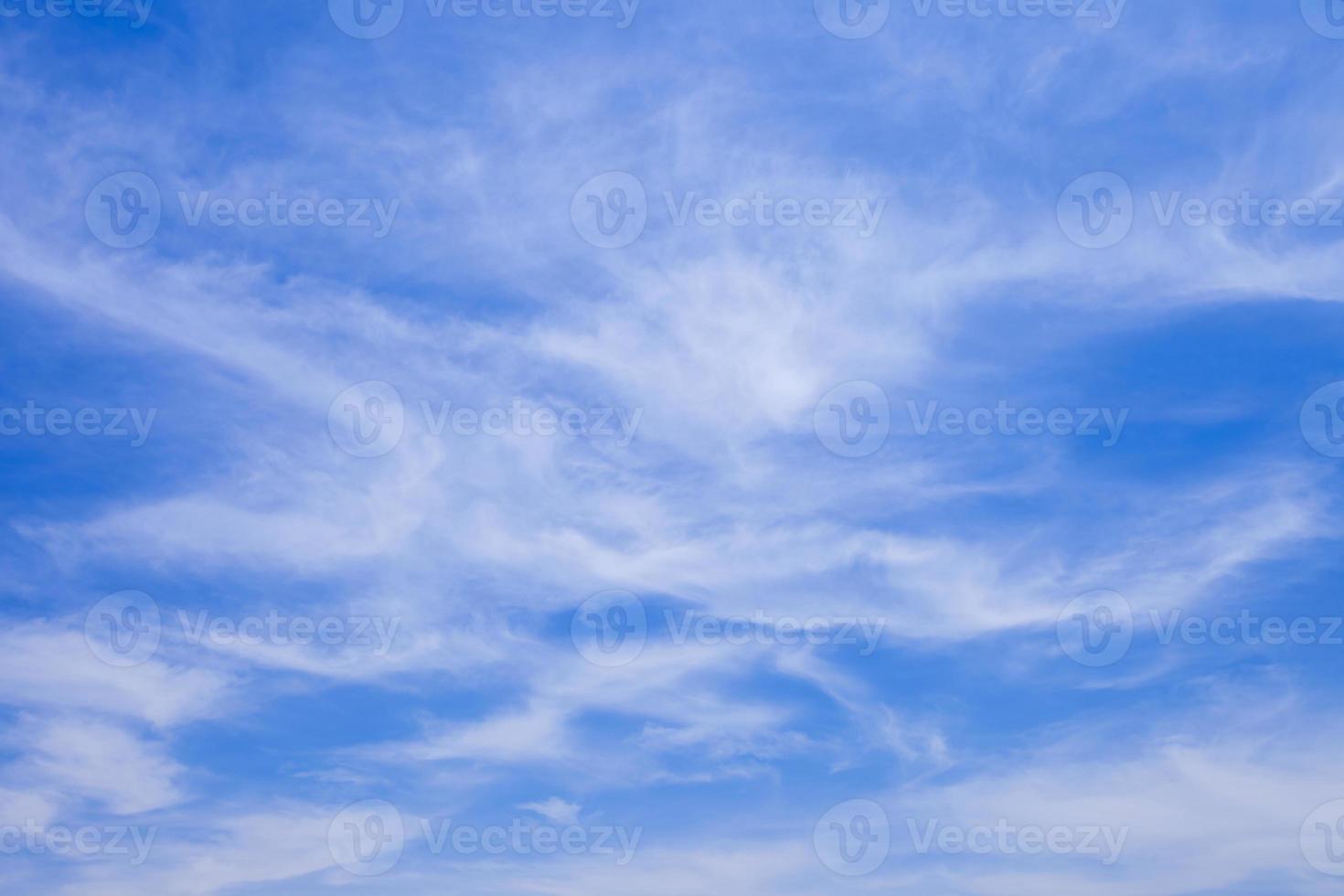 tenues nubes blancas foto