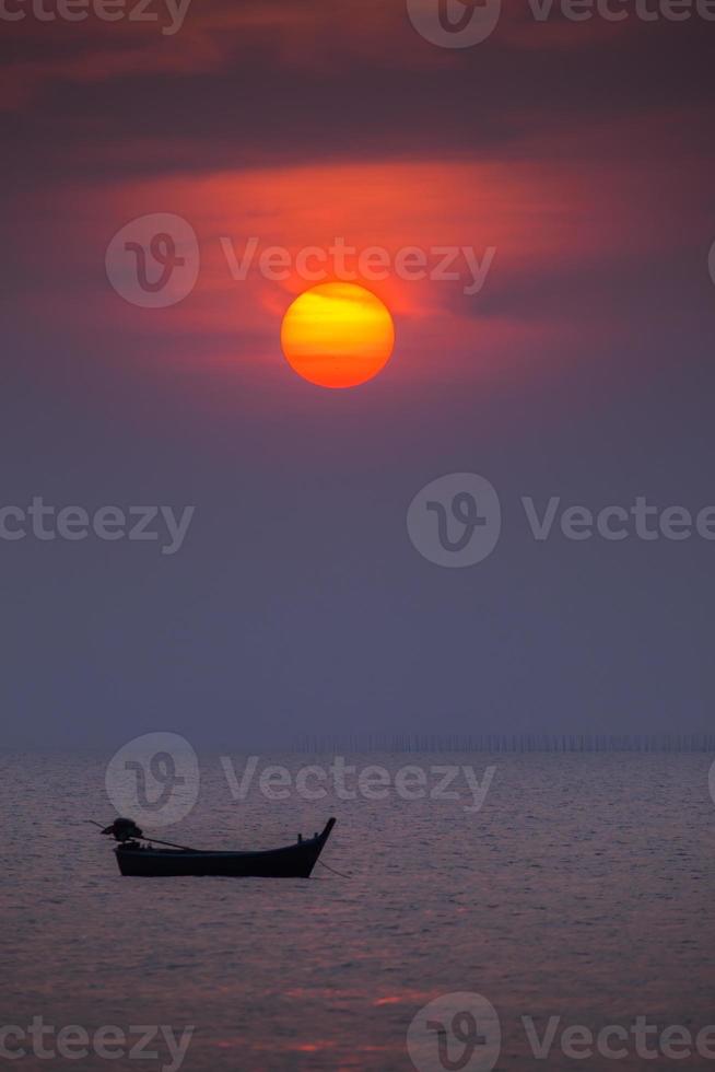 barco al atardecer foto