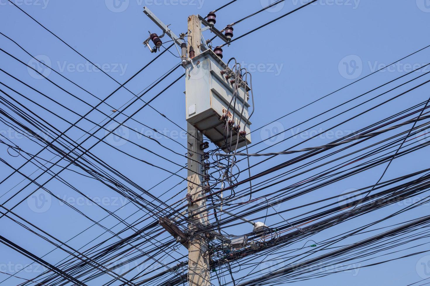 poste eléctrico durante el día foto