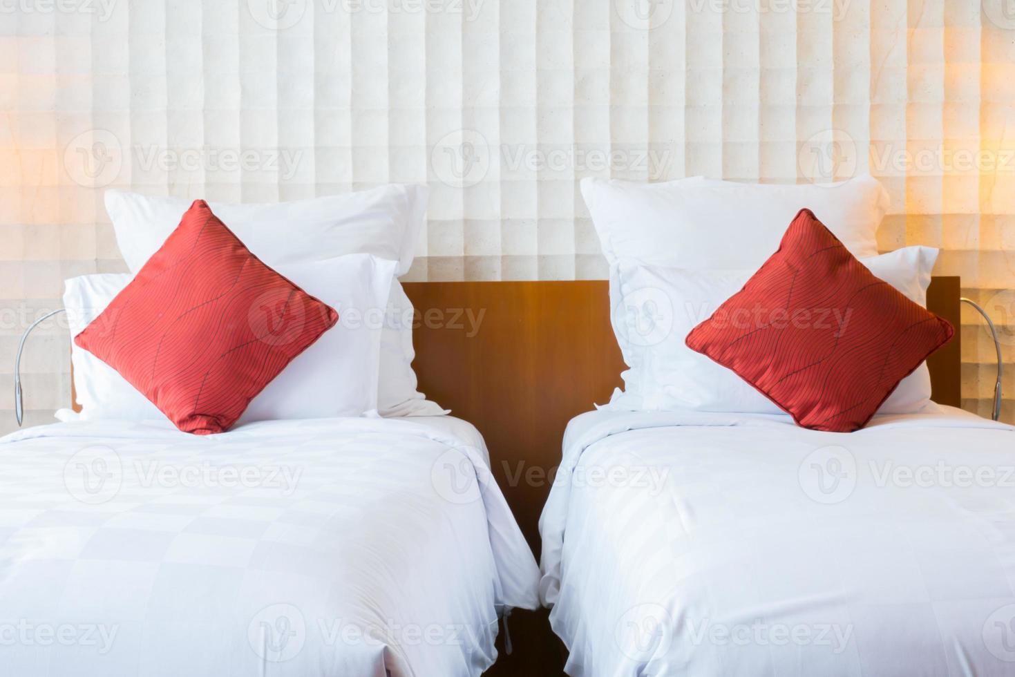 camas individuales con almohadas rojas foto