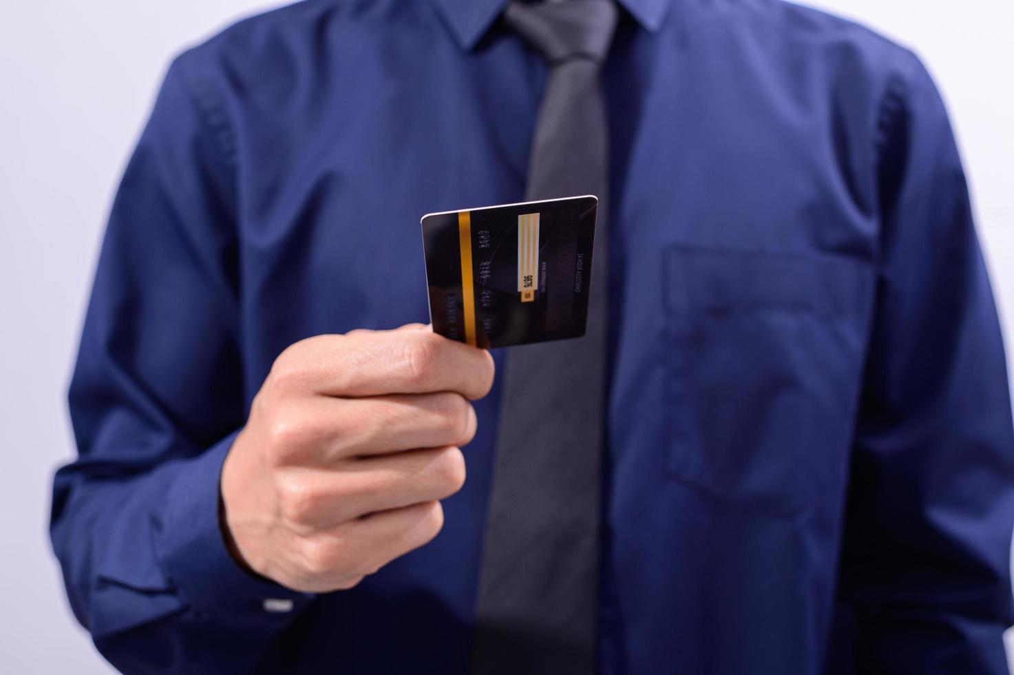 empresario sosteniendo una tarjeta de crédito foto