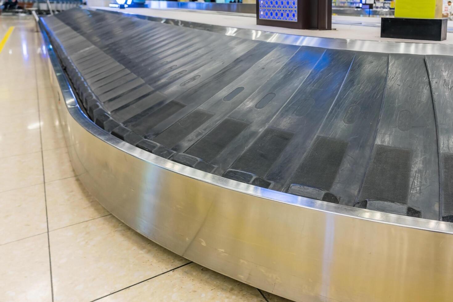 Luggage conveyor belt in the airport 2009939 Stock Photo at Vecteezy
