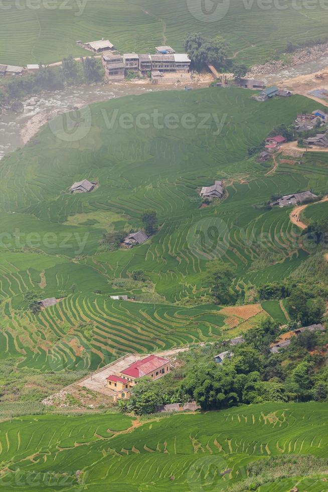 vista aérea de un pueblo con campos de arroz foto