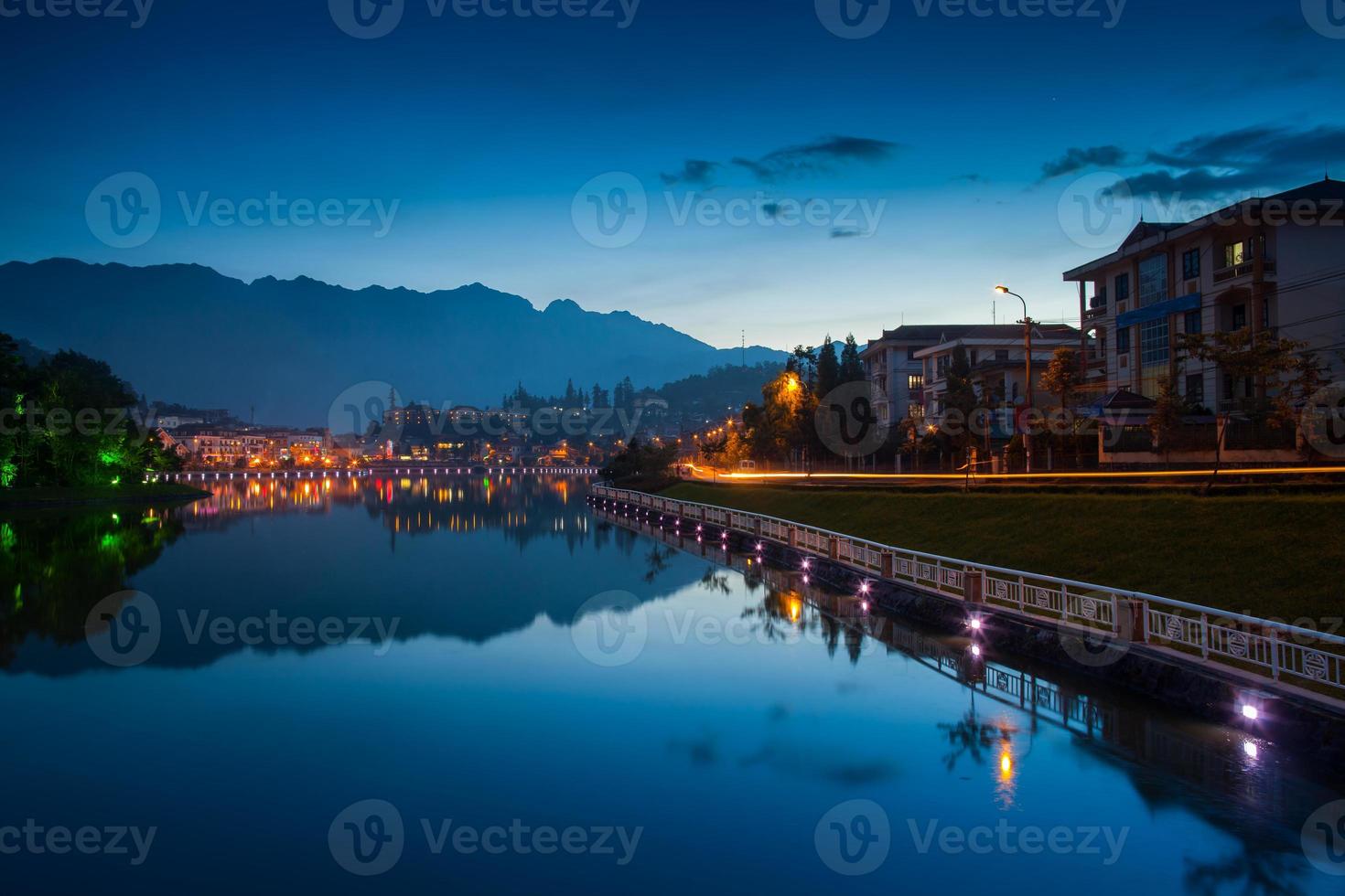 reflejo del paisaje urbano nocturno en el agua foto