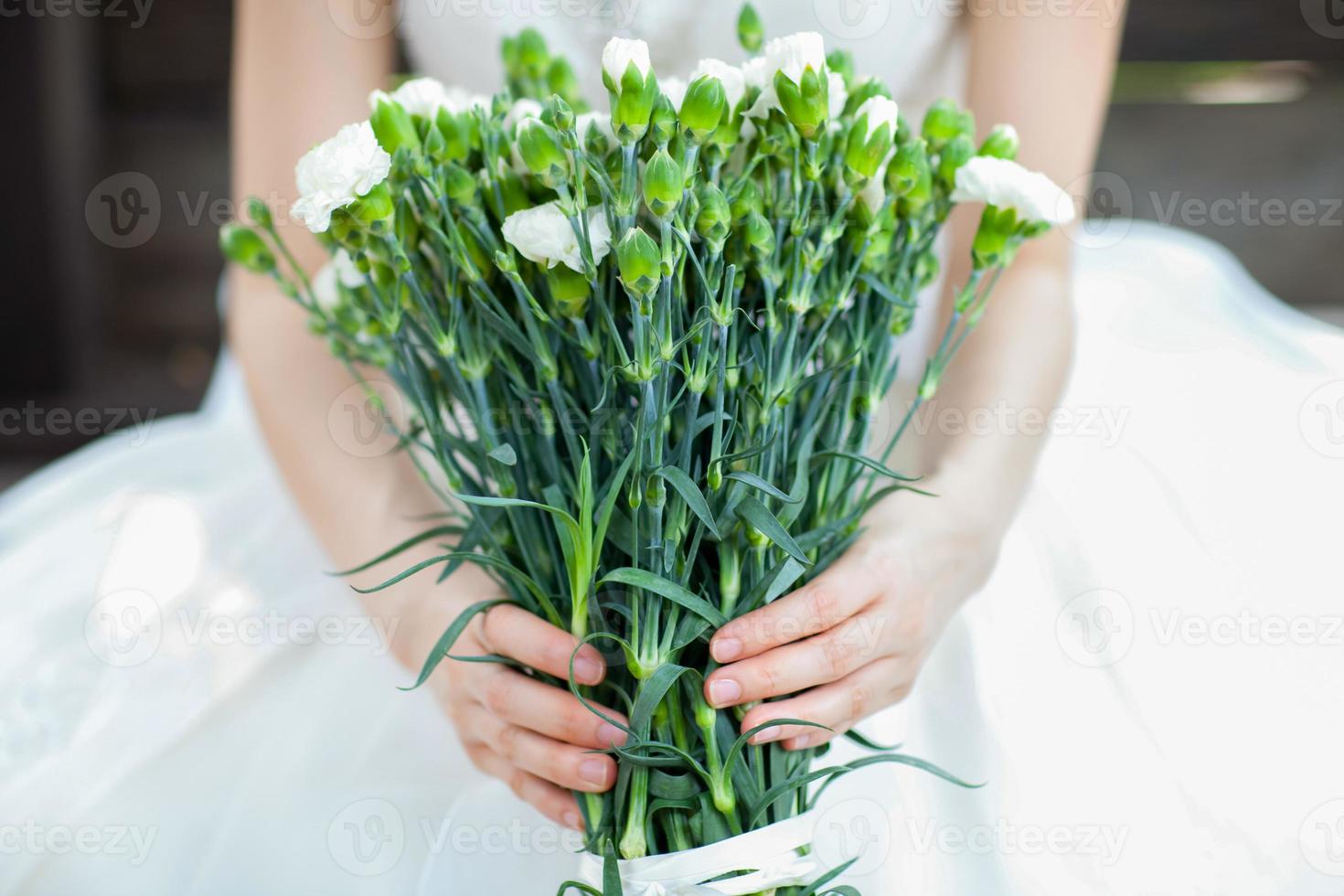 novia sosteniendo flores foto