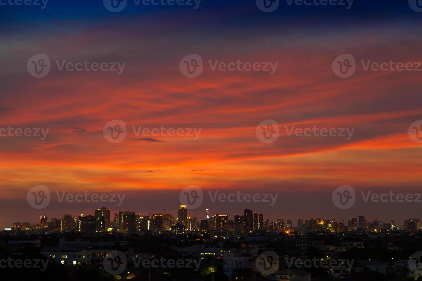 coloridas nubes al atardecer sobre una ciudad foto