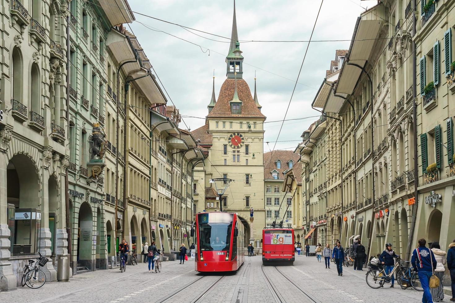 Vista de la calle Kramgasse en Berna, Suiza foto