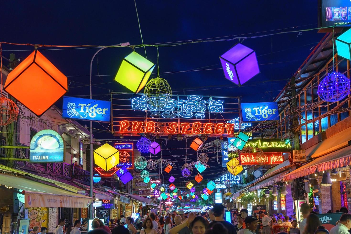 Pub Street en Siem Reap, Camboya en la noche foto