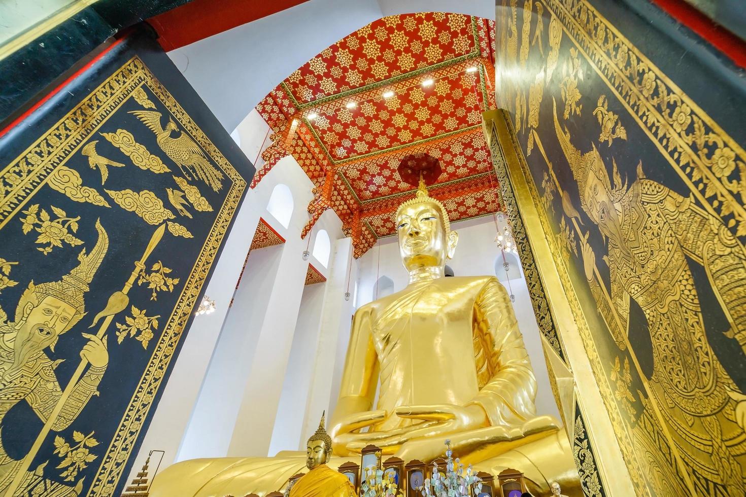 Buda de oro en el templo Wat Chaiyo Warawithan, provincia de Angthong, Tailandia foto