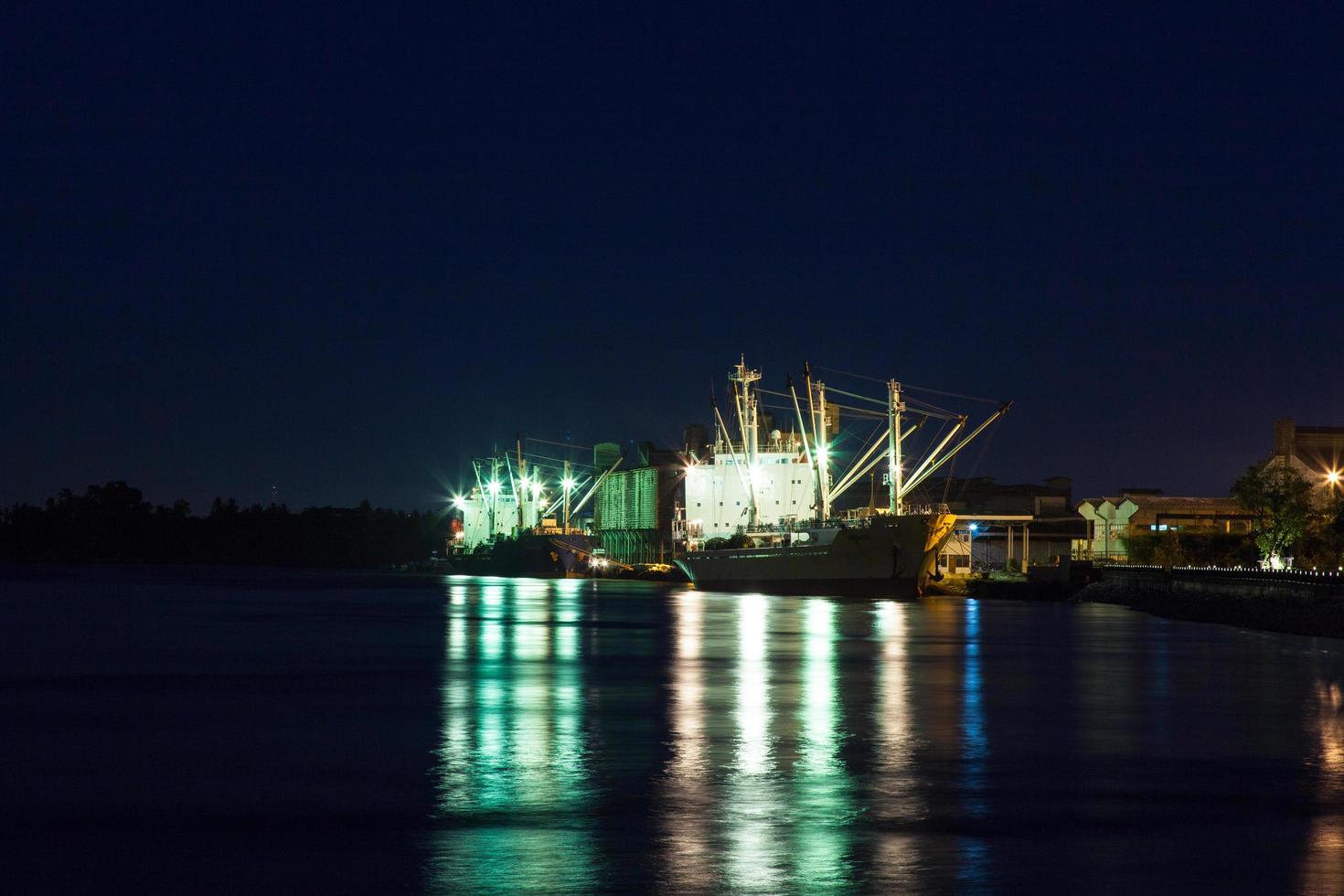 puerto de embarque en tailandia por la noche foto