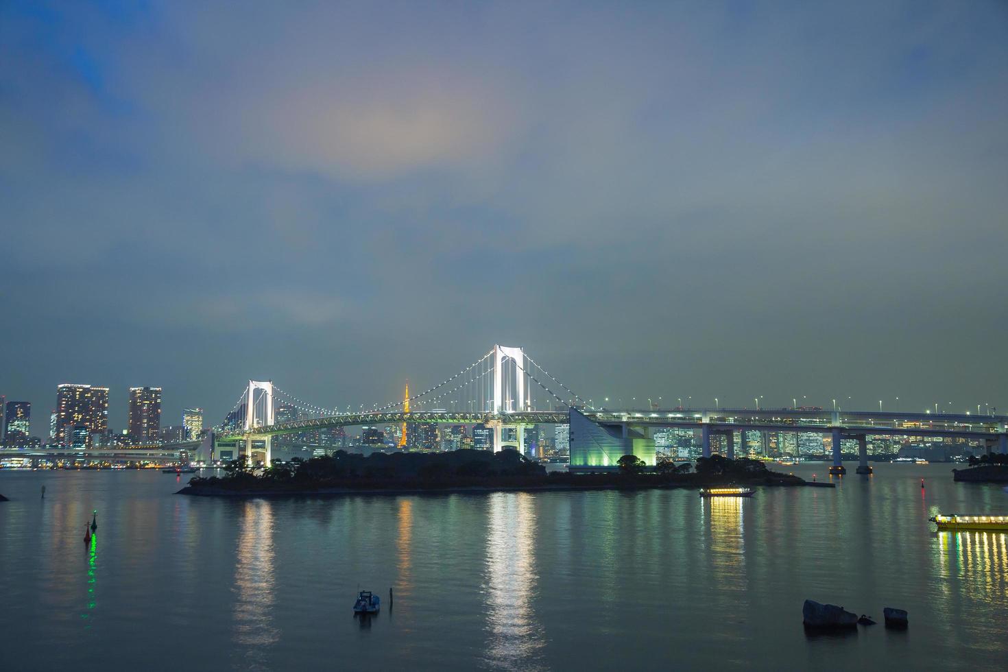 Puente del arco iris en Odaiba, Tokio, Japón foto