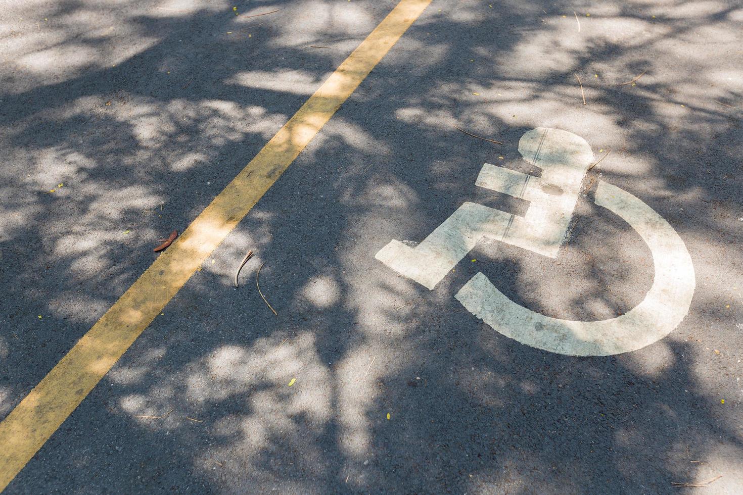 signo de silla de ruedas en la carretera foto