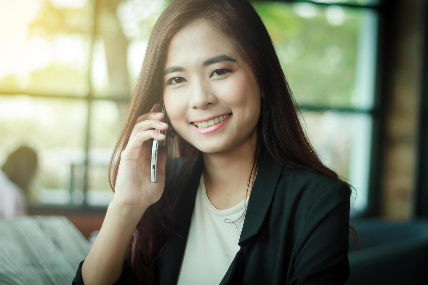 mujer de negocios, utilizar, teléfono móvil inteligente foto