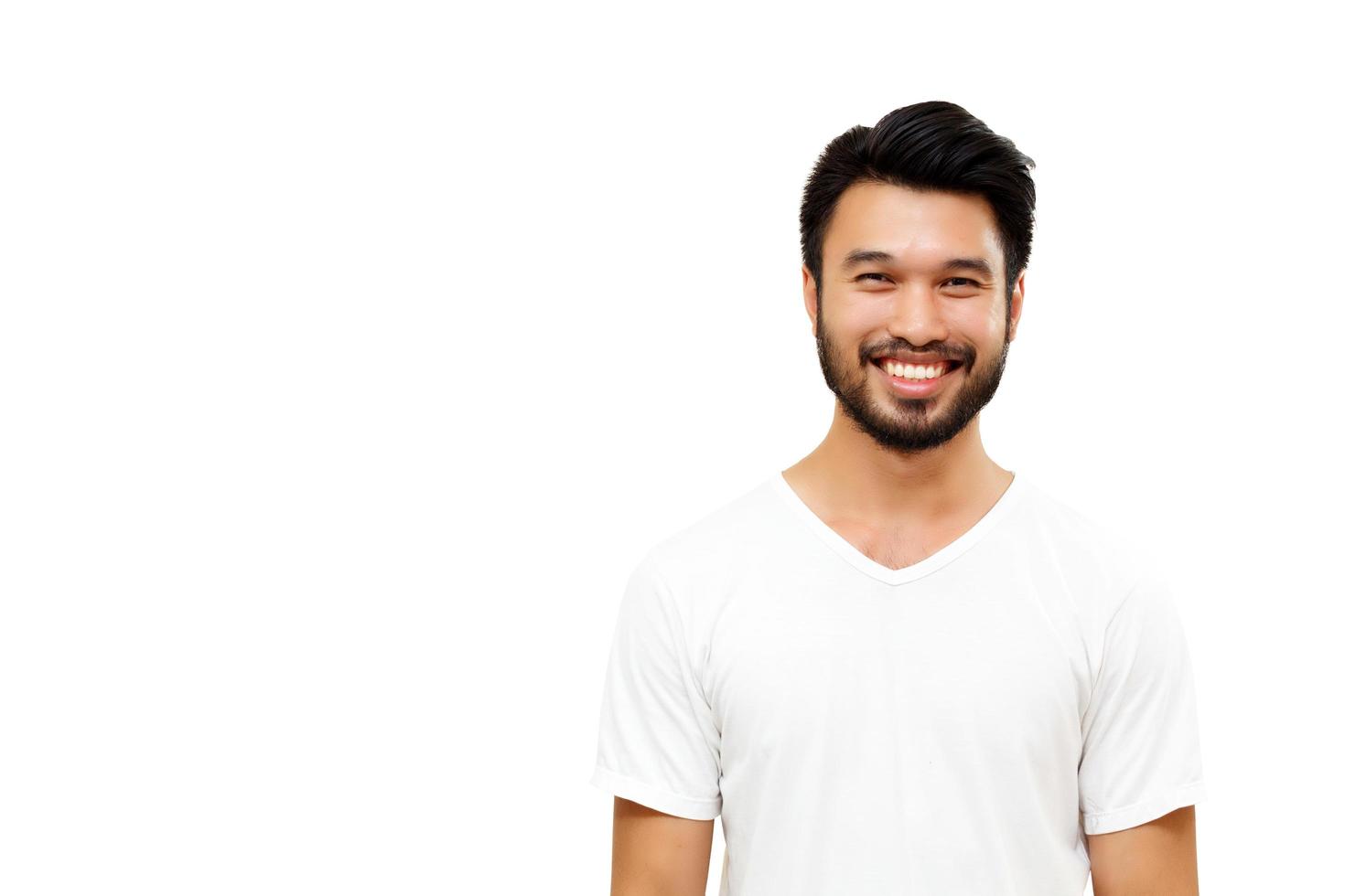 Hombre guapo asiático con bigote, sonriendo aislado sobre fondo blanco. foto