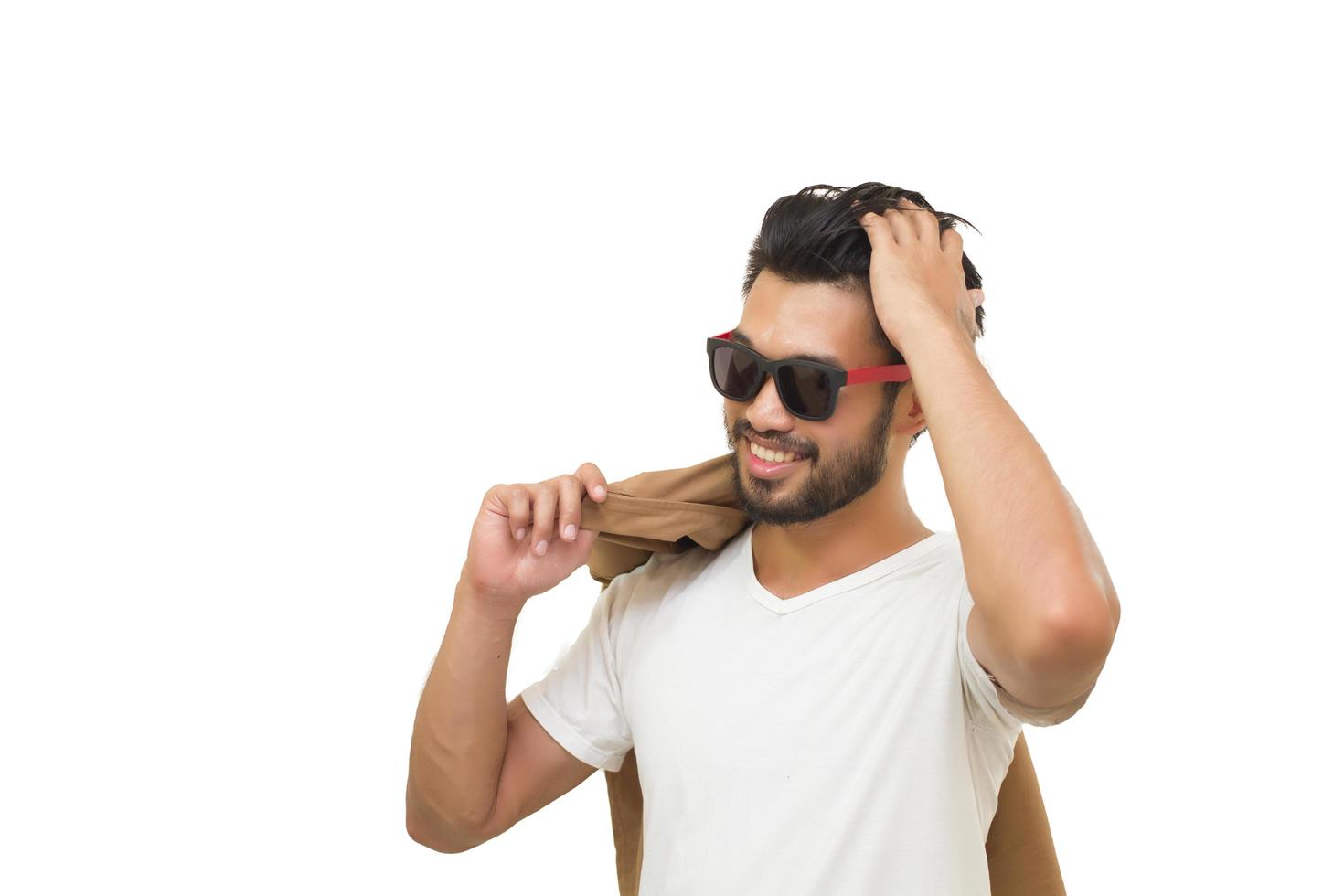 Hombre asiático con bigote sonriendo sobre fondo blanco. foto