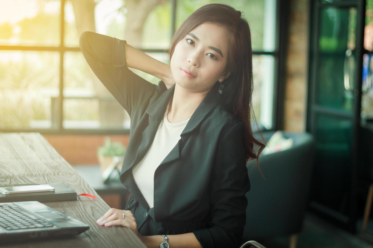 mujer de negocios asiática que trabaja en un café foto