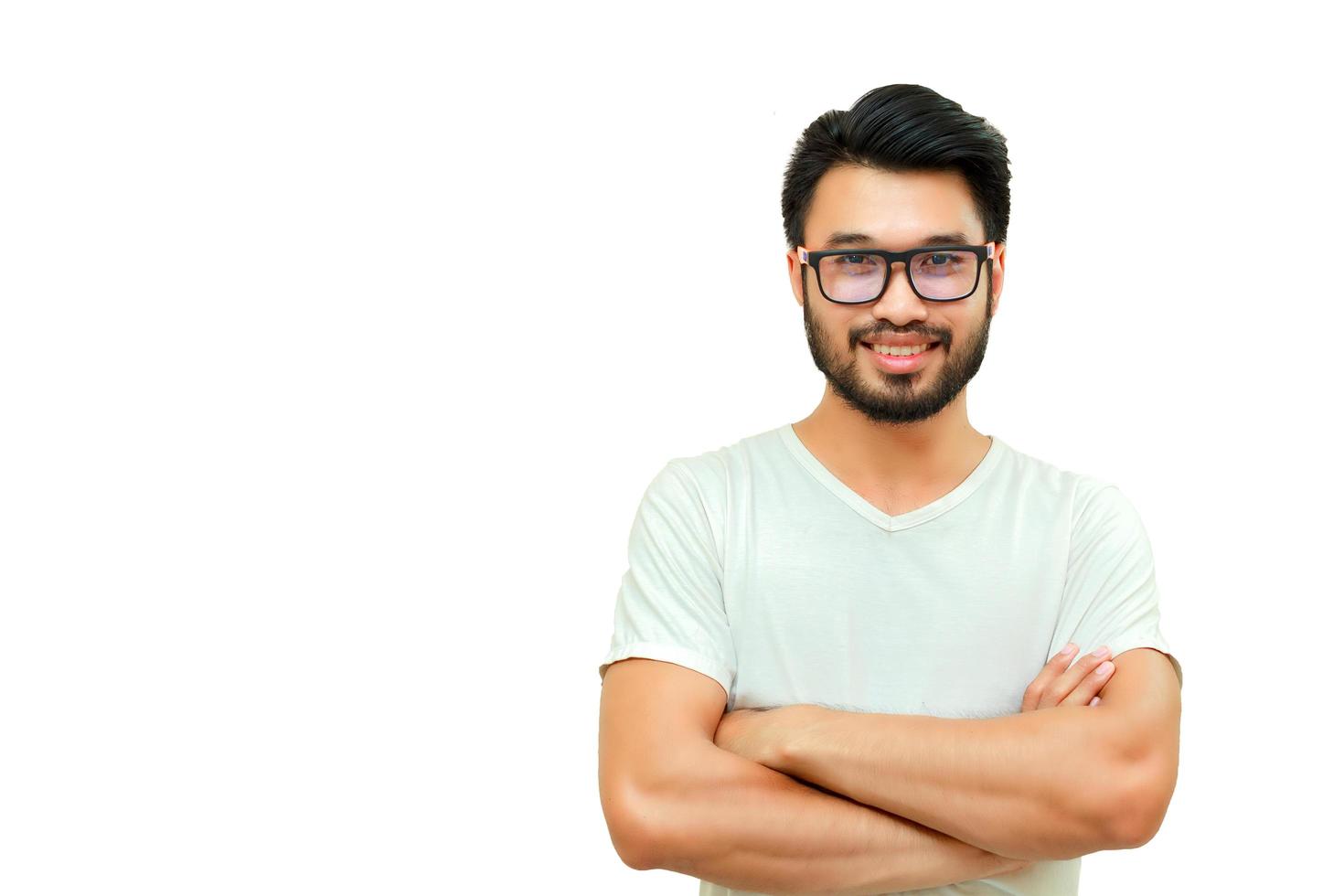 Hombre asiático sonriendo aislado sobre fondo blanco. foto