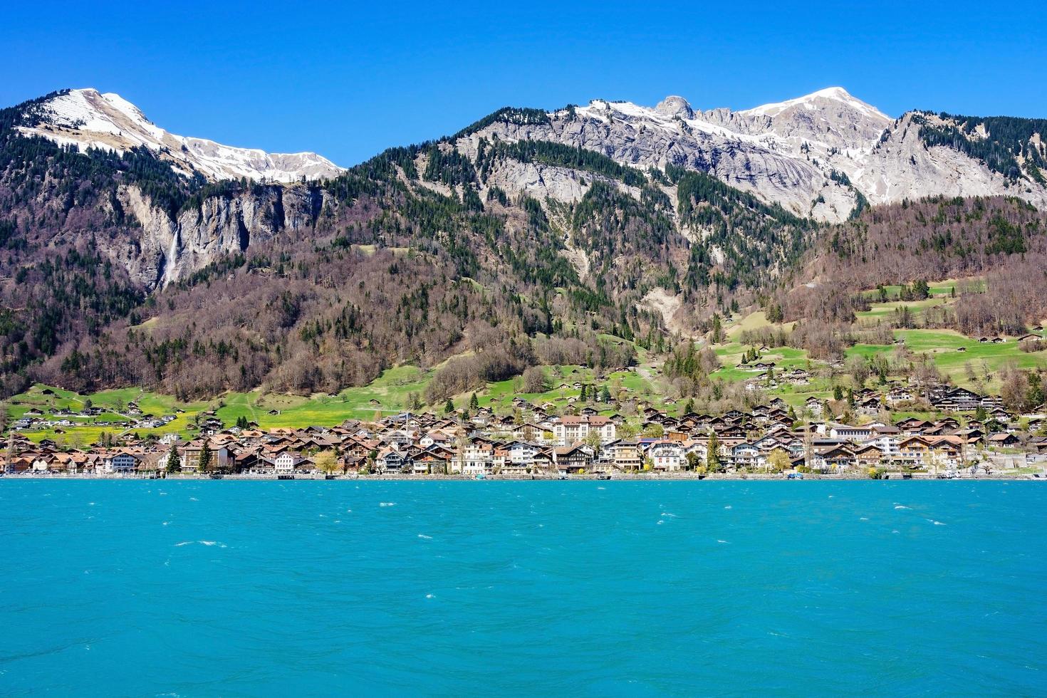 Ciudad de Brienz en el lago de Brienz por Interlaken, Suiza foto