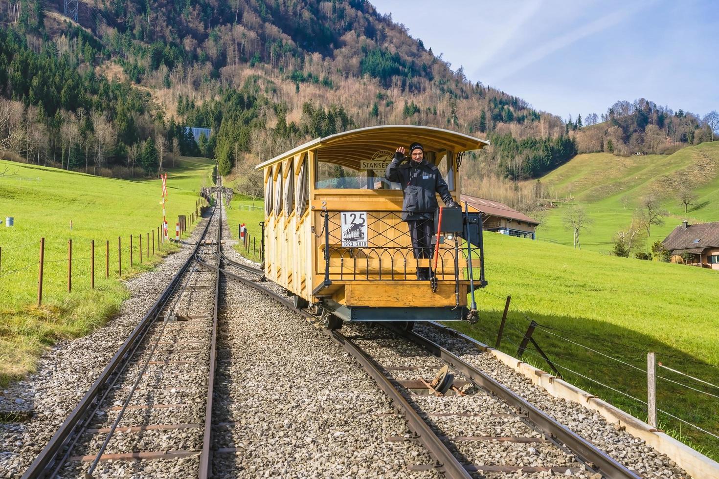 Hombre en la autovía del funicular Stanserhornbahn, Suiza foto