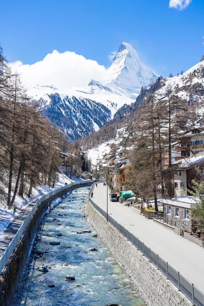 Antiguo pueblo en un día soleado con fondo de pico Matterhorn en Zermatt, Suiza foto