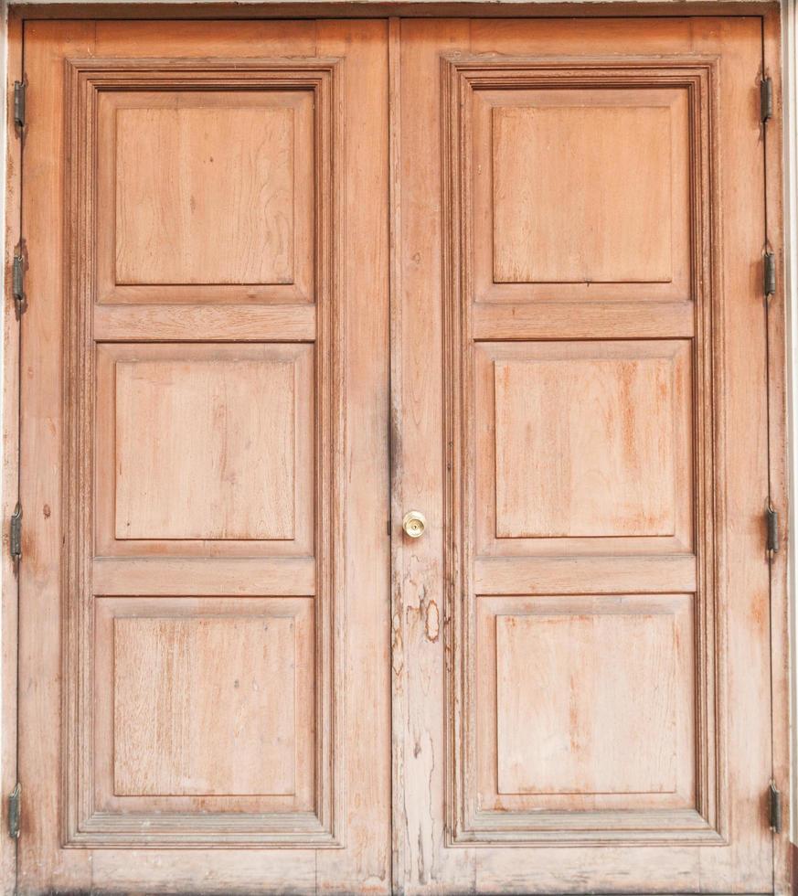 antigua puerta de madera marrón foto