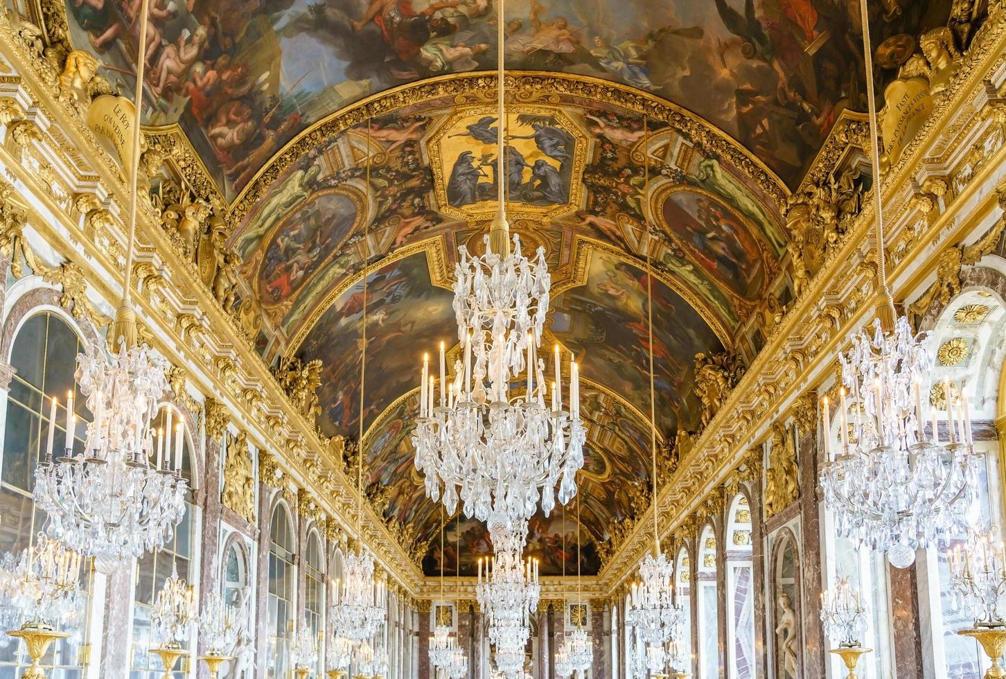 La sala de los espejos del palacio real de Versalles en Francia foto