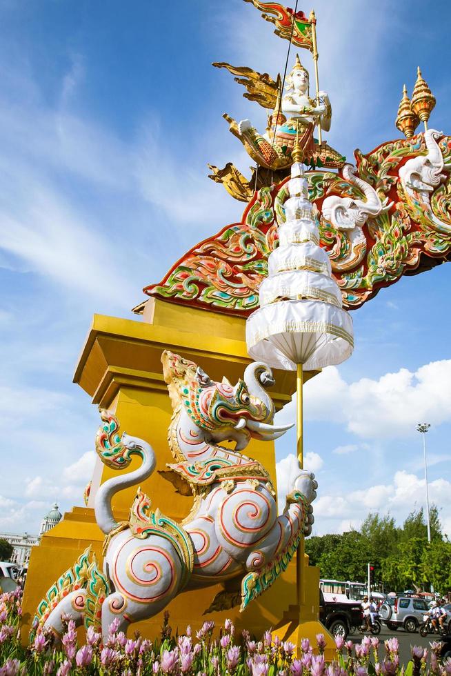 arco y ornamentación en un templo en tailandia foto