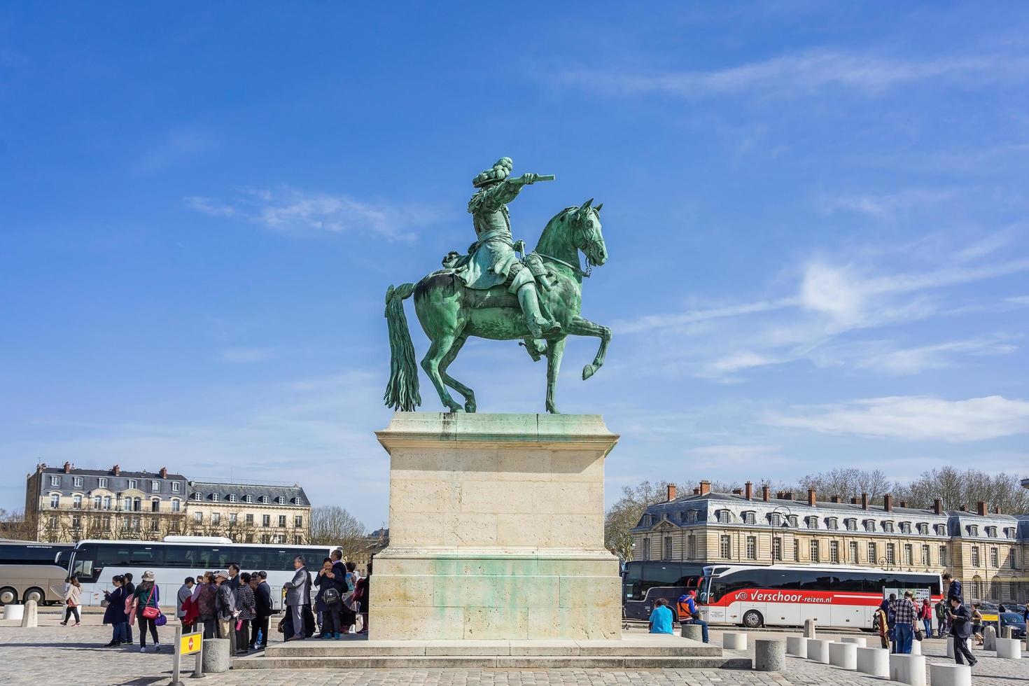 Place d'armes en frente del palacio real de Versalles en Francia foto