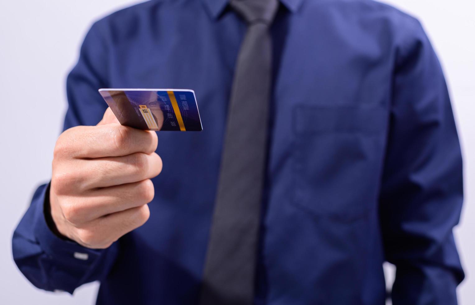 empresario sosteniendo una tarjeta de crédito foto