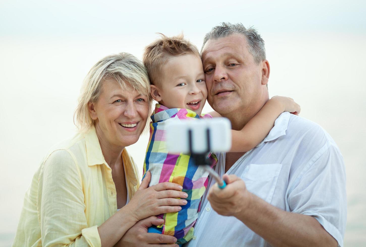 abuelos y nieto tomando un selfie foto