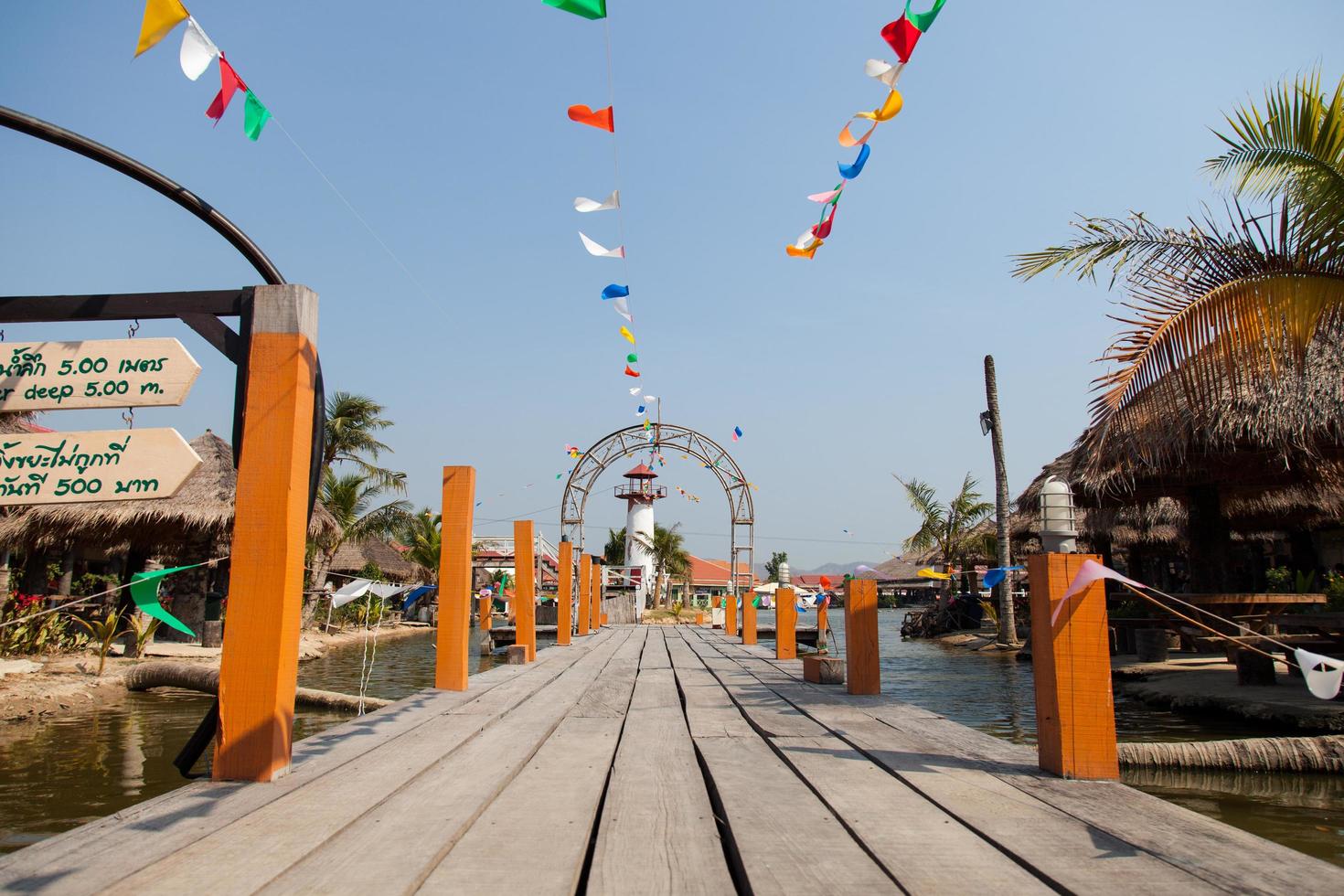 muelle de madera en tailandia foto