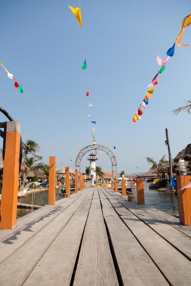 muelle de madera en tailandia foto