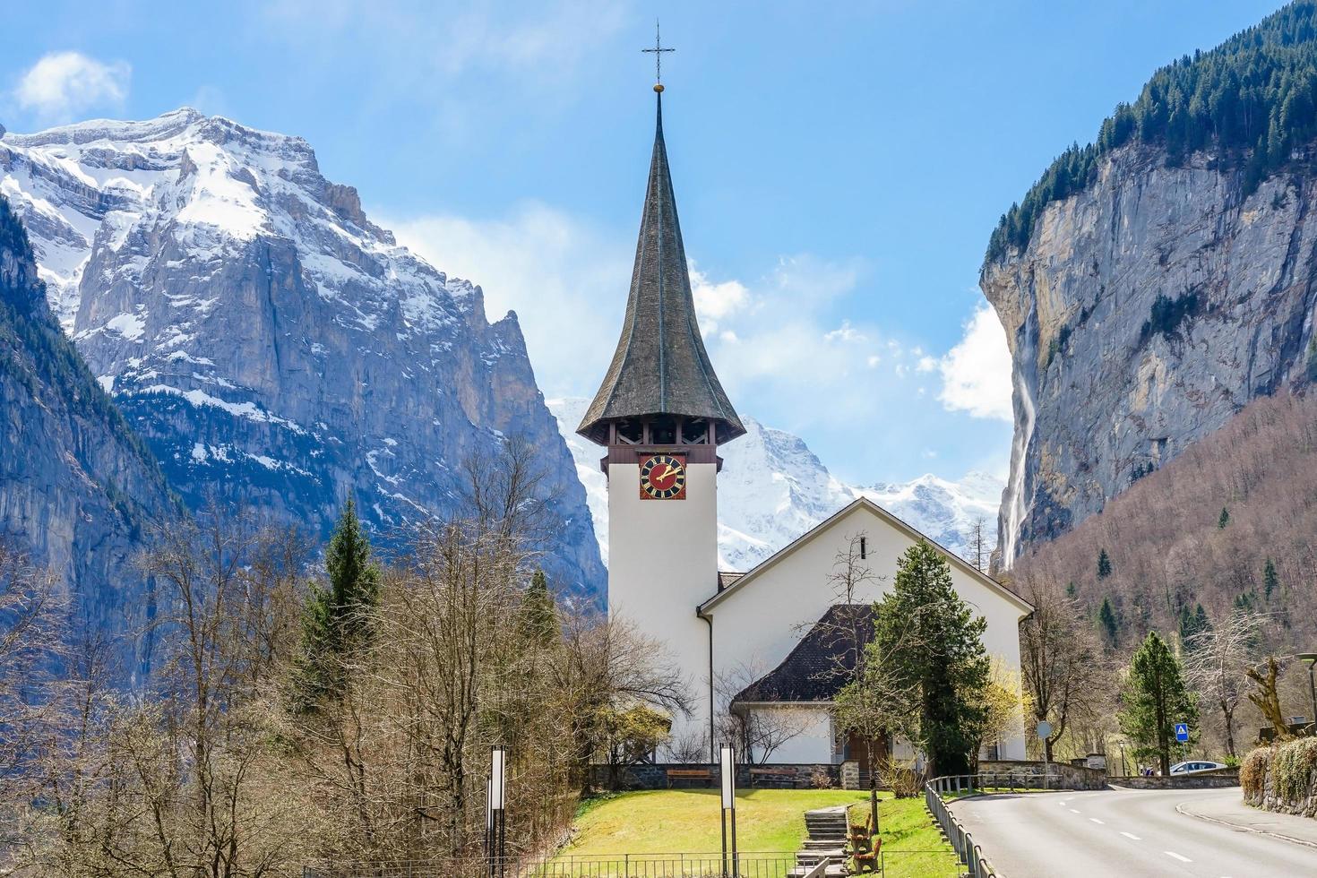 Pueblo alpino, Lauterbrunnen en Suiza foto