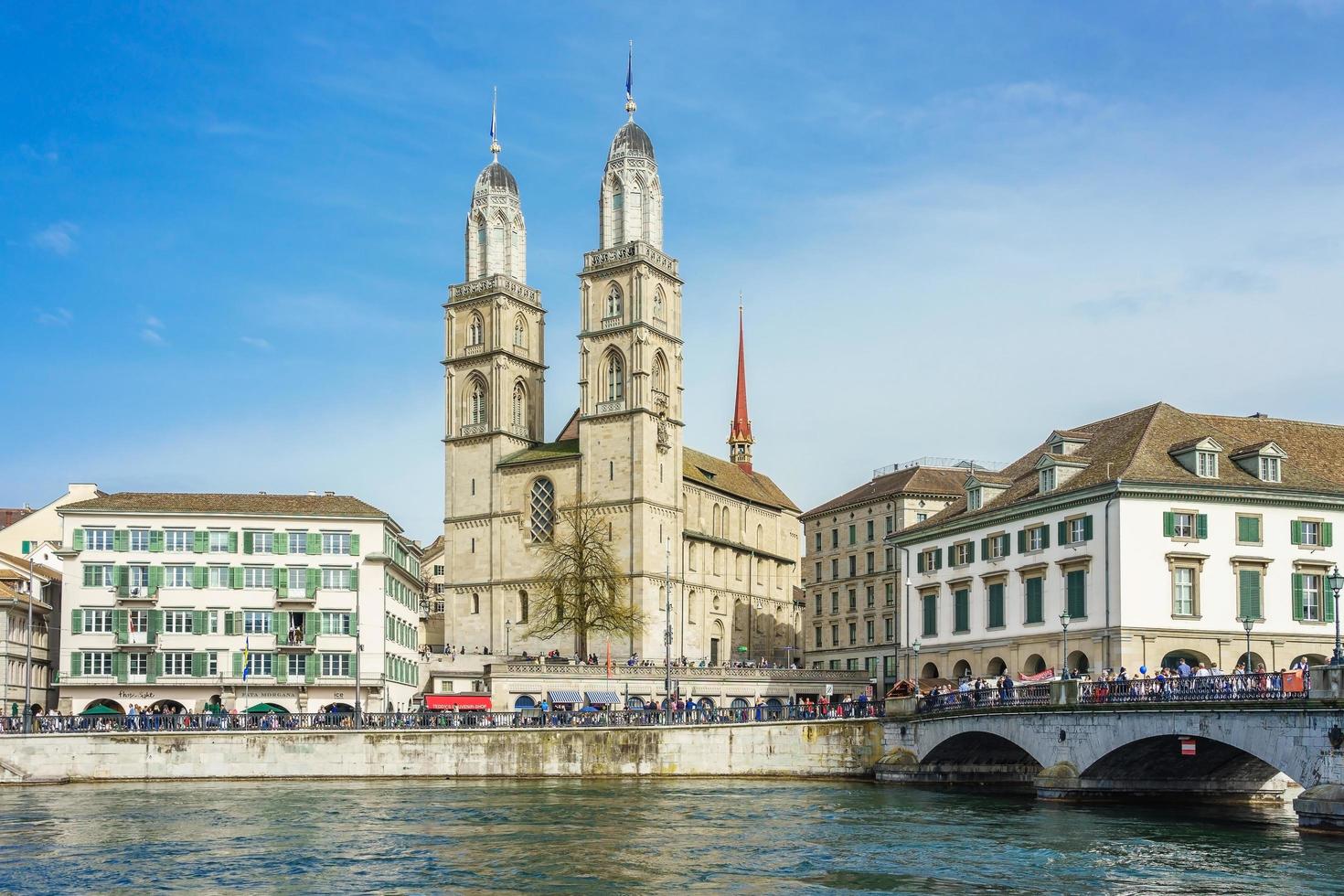 Vista del casco antiguo de Grossmunster y Zurich, Suiza foto