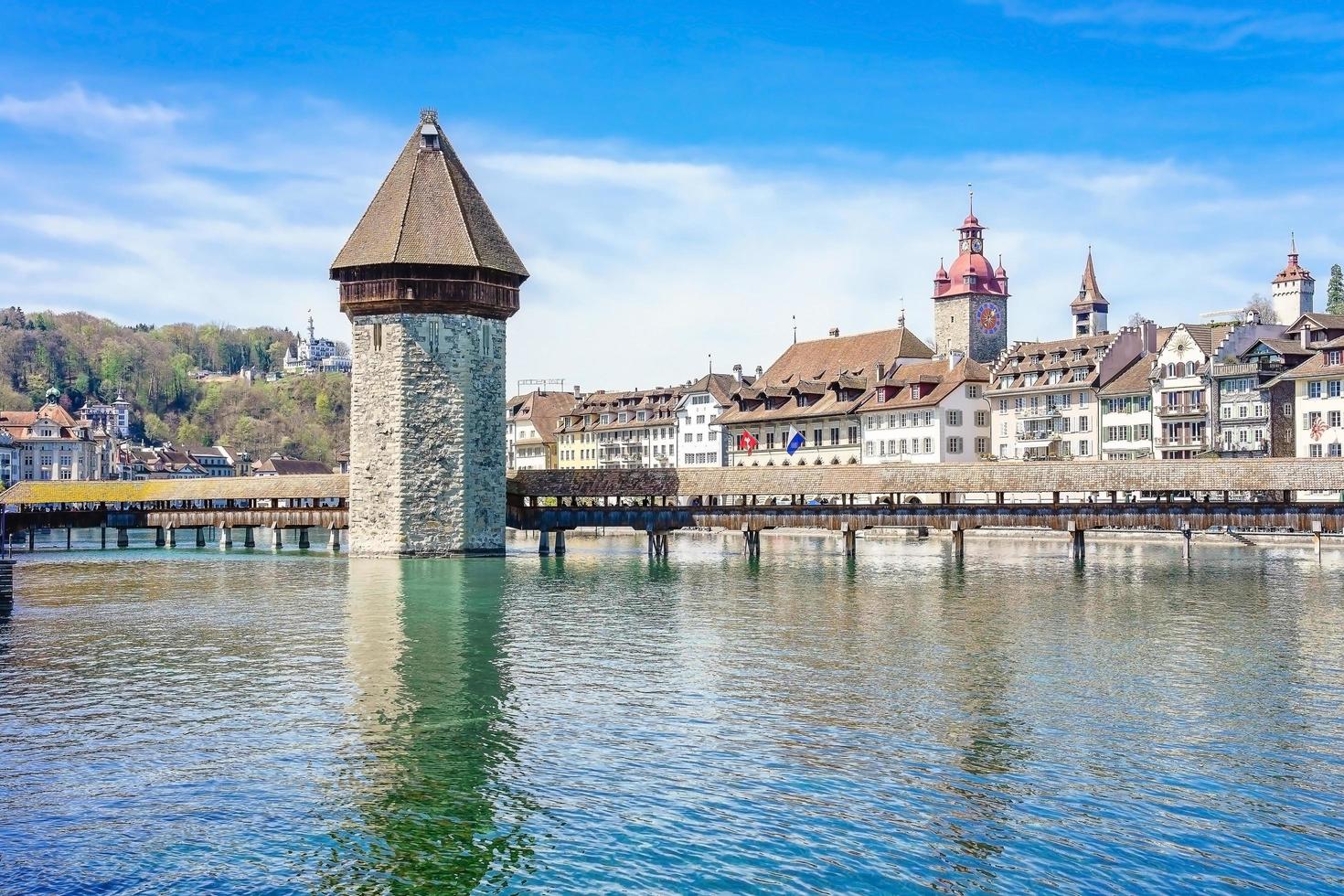 Puente de la capilla y el lago de Lucerna en Lucerna, Suiza foto