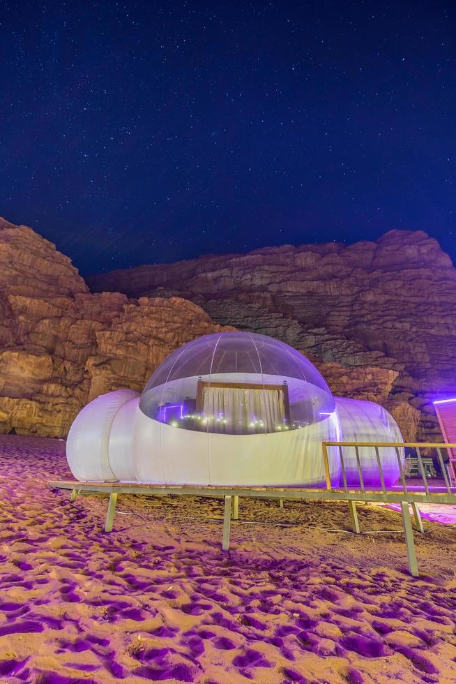 Estrellas sobre carpas domo marciano en el desierto de Wadi Rum, Jordania foto