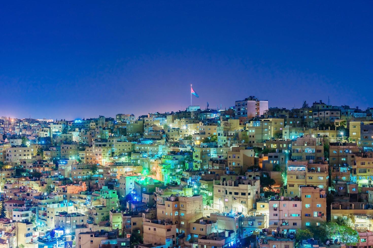 Paisaje urbano del centro de Ammán al anochecer, Jordania foto