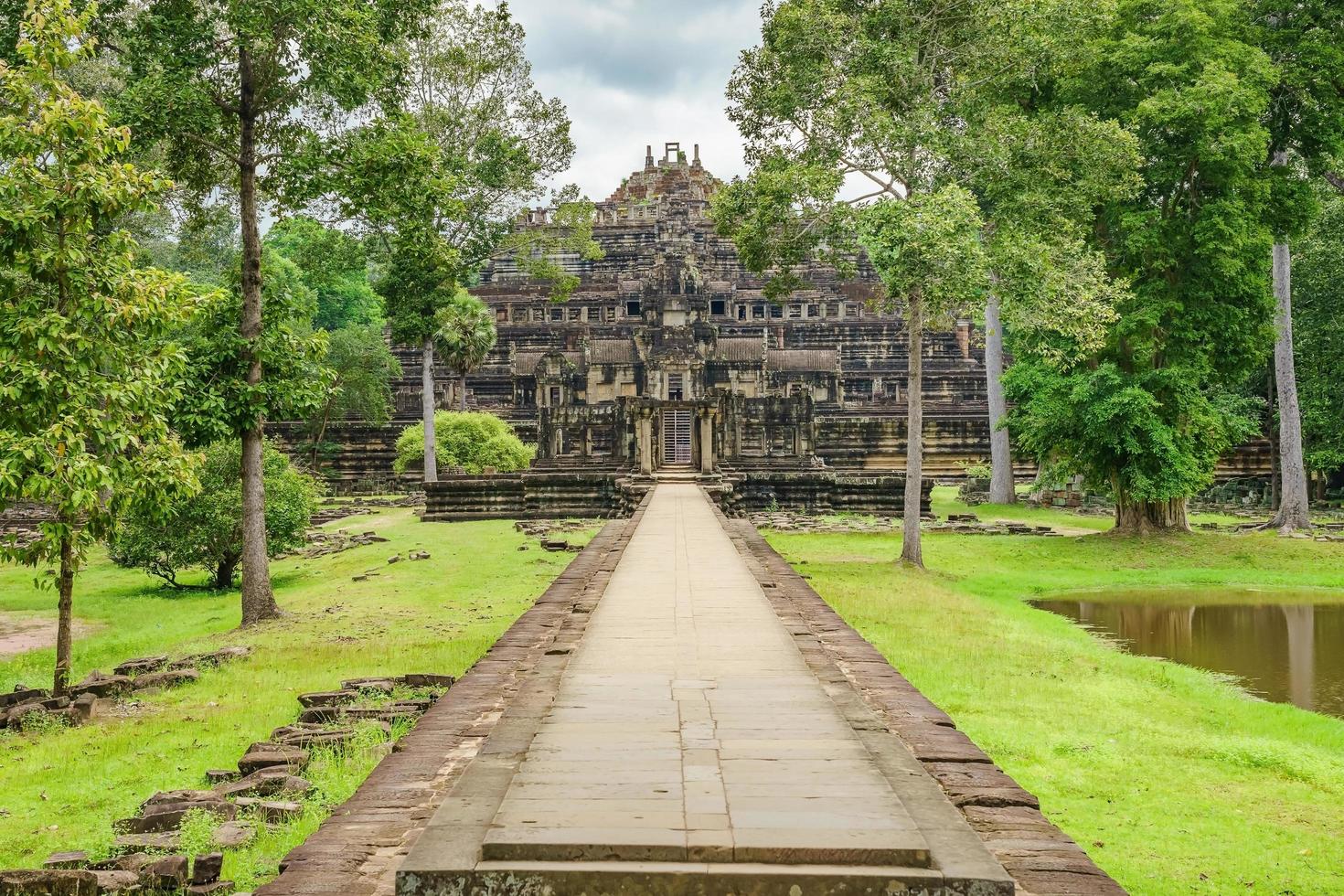 Vista del templo de Baphuon, Angkor Thom, Siem Reap, Camboya foto